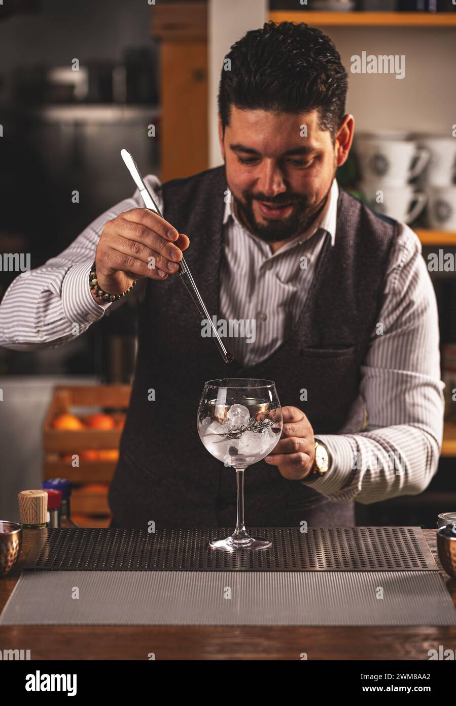 Ein erfahrener Barkeeper macht Cocktails im Pub Stockfoto
