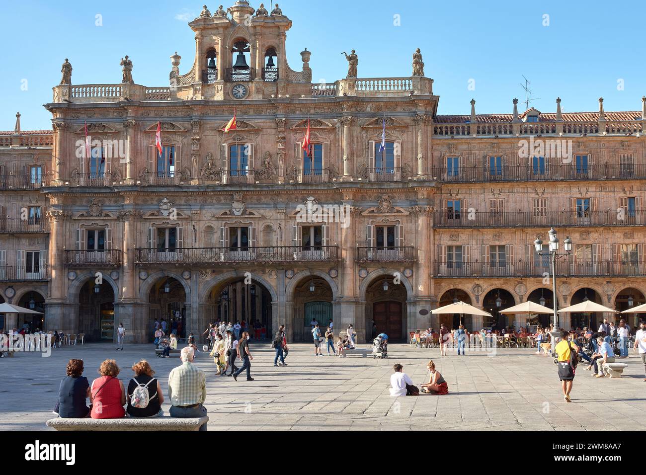 Salamanca, Spanien; 02. Juni 2021: Fassade der Plaza Mayor in Salamanca. Außerhalb des ältesten Platzes der Welt. Bögen auf der Plaza Mayor of Sal Stockfoto