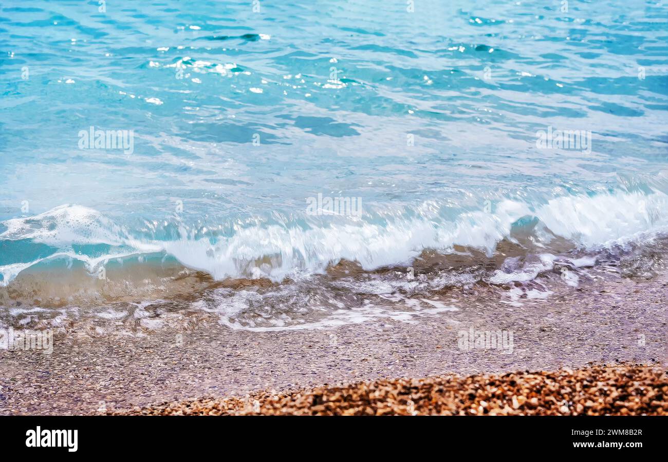 Fantastischer, ruhiger Blick auf milde Wellen am Sandstrand (oder kleinen Kieselsteinen) an der französischen Riviera in Südeuropa - Hurra! (Es ist vielleicht nett, kann Stockfoto