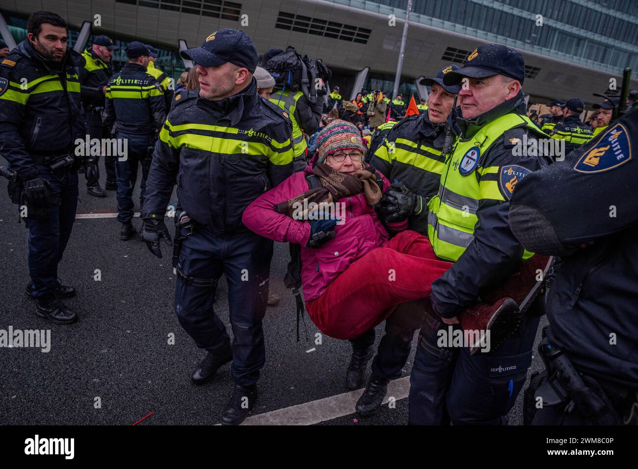 Amsterdam, Nordholland, Niederlande. Februar 2024. Die niederländische Polizei trägt einen Aktivisten, der verhaftet wurde. Am 24. Februar 2024 blockierten Aktivisten die A10, eine Hauptstraße in Amsterdam, Niederlande. Ihre Forderung lautete, dass die ING Bank ihre Investitionen in die fossile Brennstoffindustrie einstellen sollte. (Kreditbild: © James Petermeier/ZUMA Press Wire) NUR REDAKTIONELLE VERWENDUNG! Nicht für kommerzielle ZWECKE! Stockfoto