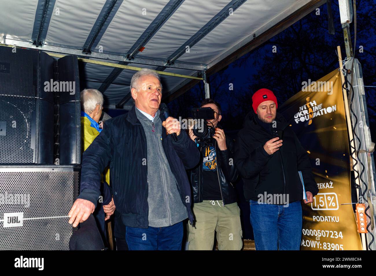 Zbigniew Bujak während eines pro-ukrainischen Antikriegsprotests. Protest vor der russischen Botschaft in Warschau zum zweiten Jahrestag des Angriffs auf die Ukraine. Warschau Polen Copyright: XMikolajxJaneczekx Stockfoto