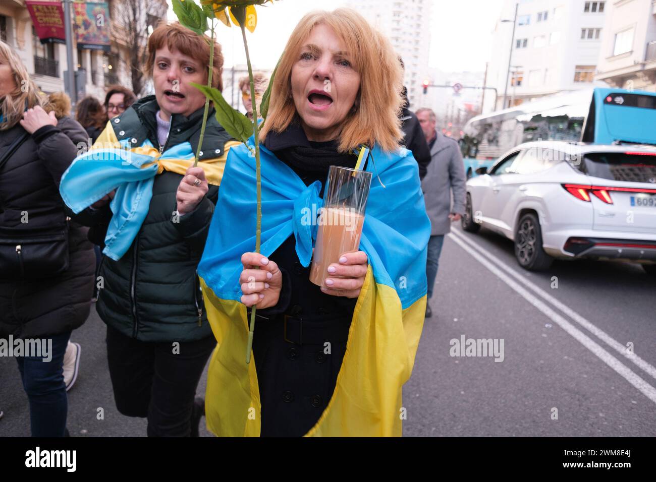 Demonstranten marschieren auf Madrids Gran Via während einer Demonstration zur Unterstützung der Ukraine, um dem zweiten Jahr der russischen militärischen Invasion von zu gedenken Stockfoto