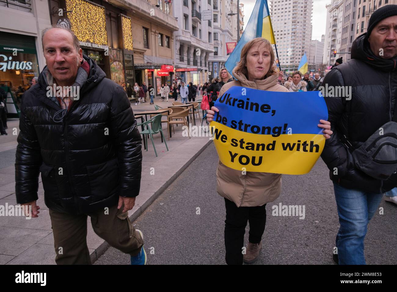 Demonstranten marschieren auf Madrids Gran Via während einer Demonstration zur Unterstützung der Ukraine, um dem zweiten Jahr der russischen militärischen Invasion von zu gedenken Stockfoto