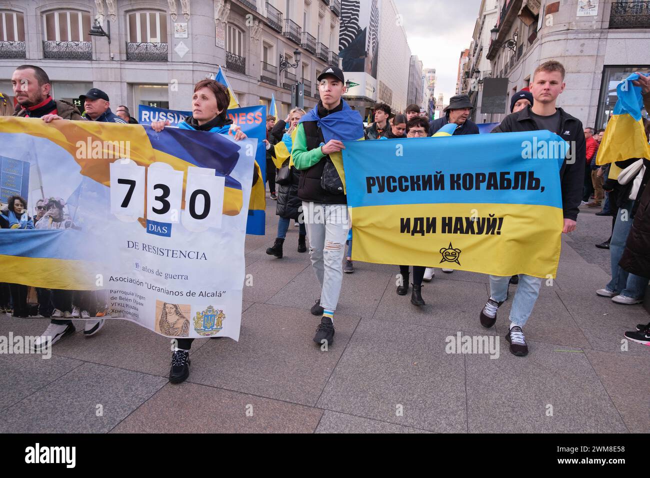 Demonstranten marschieren auf Madrids Gran Via während einer Demonstration zur Unterstützung der Ukraine, um dem zweiten Jahr der russischen militärischen Invasion von zu gedenken Stockfoto