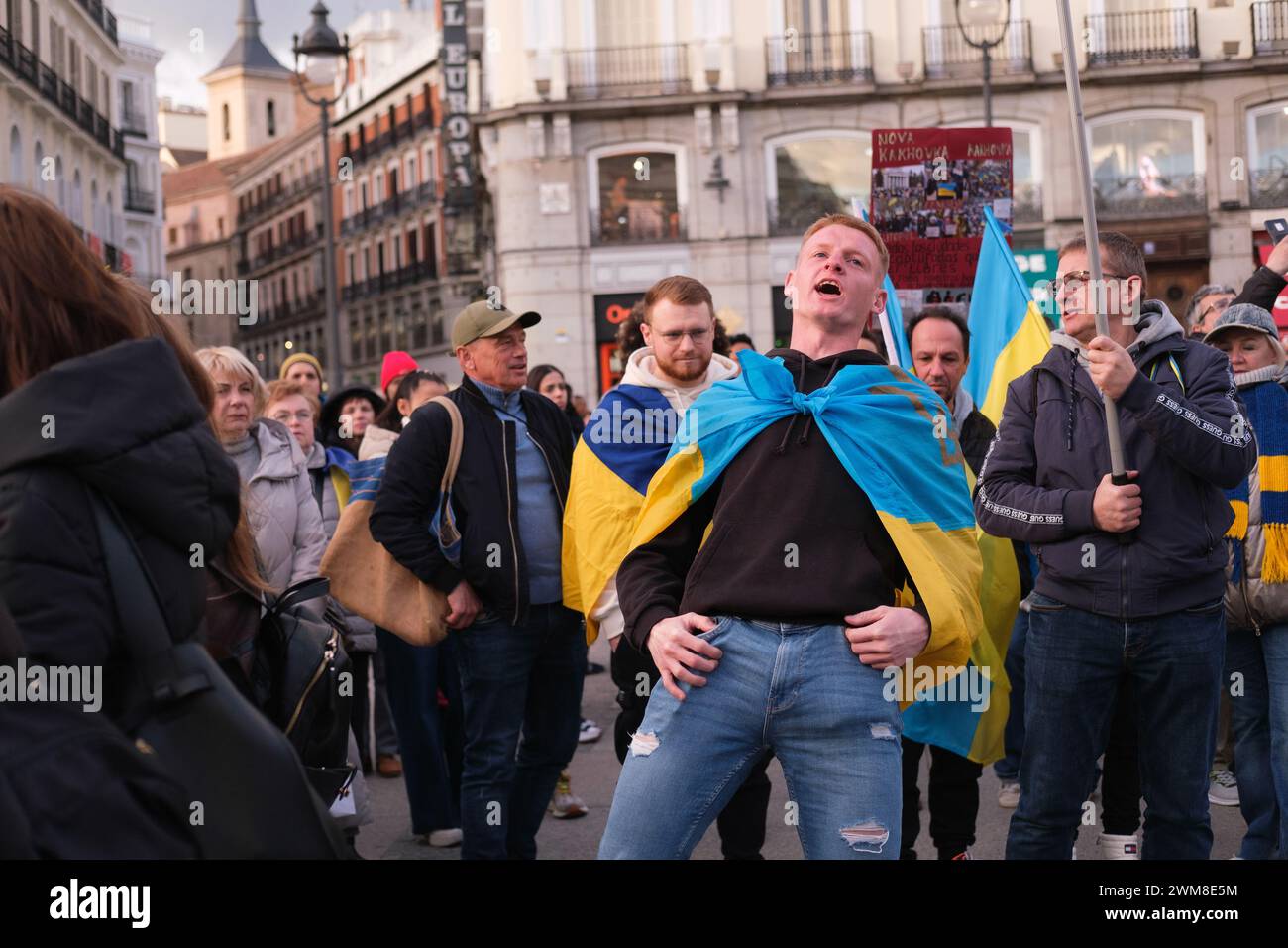 Demonstranten marschieren auf Madrids Gran Via während einer Demonstration zur Unterstützung der Ukraine, um dem zweiten Jahr der russischen militärischen Invasion von zu gedenken Stockfoto