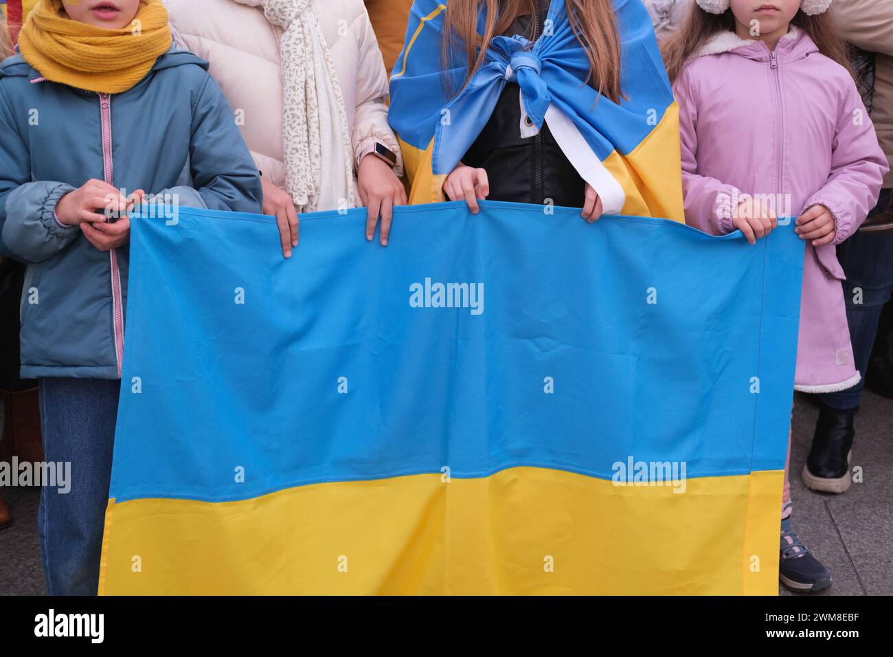 Demonstranten marschieren auf Madrids Gran Via während einer Demonstration zur Unterstützung der Ukraine, um dem zweiten Jahr der russischen militärischen Invasion von zu gedenken Stockfoto