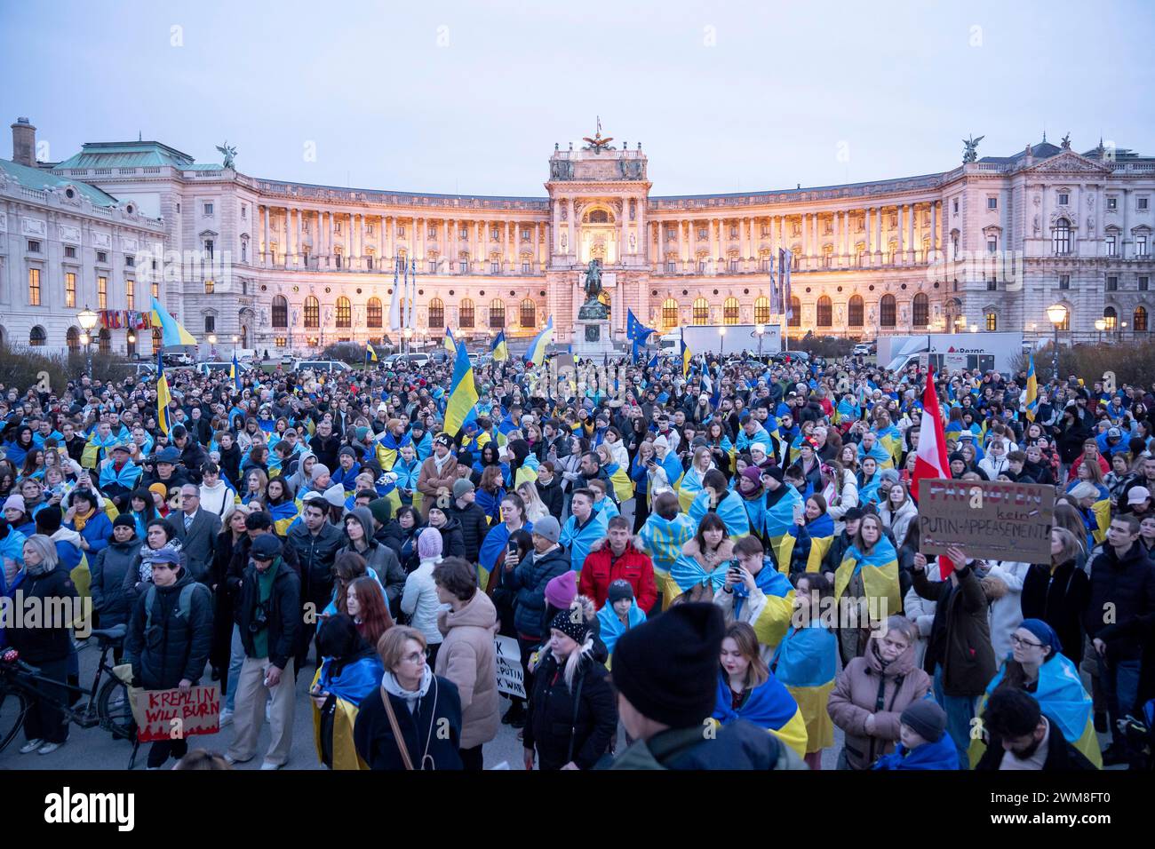 Wien, Wien, Österreich. Februar 2024. Die Ukraine protestiert gegen den 'Marsch des Lichts' am 2. Jahrestag der russischen Invasion der Ukraine auf dem Wienischen Heldenplatz (Foto: © Andreas Stroh/ZUMA Press Wire) NUR REDAKTIONELLE VERWENDUNG! Nicht für kommerzielle ZWECKE! Stockfoto