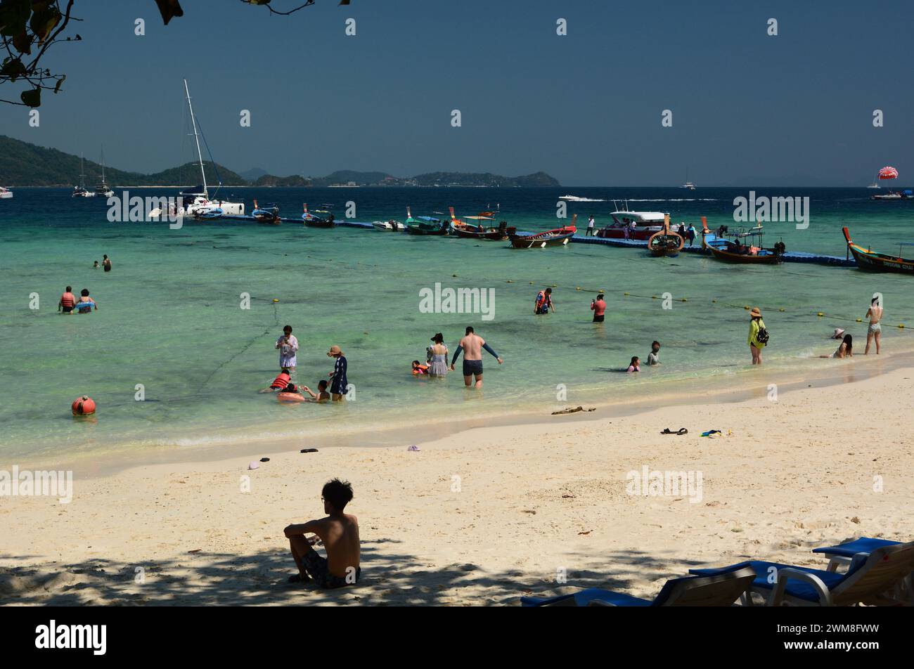 Blick auf den Strand von Kahung. Coral Island oder Ko He. Provinz Phuket. Thailand Stockfoto