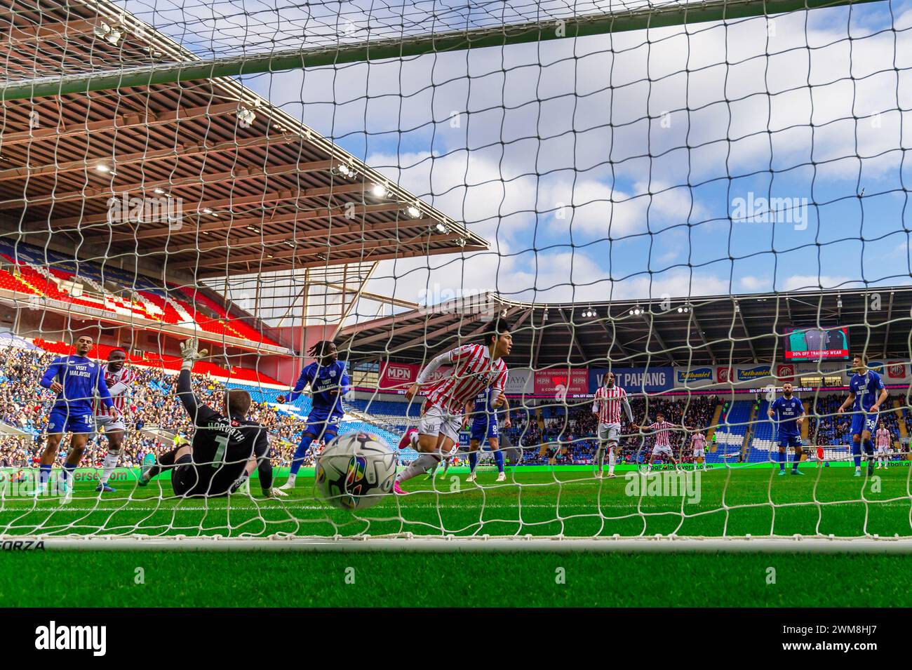 Cardiff, Großbritannien. Februar 2024. BAE Jun-Ho von Stoke City erzielte sein erstes Tor während des EFL Skybet-Meisterschaftsspiels Cardiff City gegen Stoke City am Samstag, den 24. Februar 2024, im Cardiff City Stadium in Cardiff, Wales. Dieses Bild darf nur für redaktionelle Zwecke verwendet werden. Nur redaktionelle Verwendung, Bild nach Credit: Andrew Orchard Sportfotografie/Alamy Live News Stockfoto