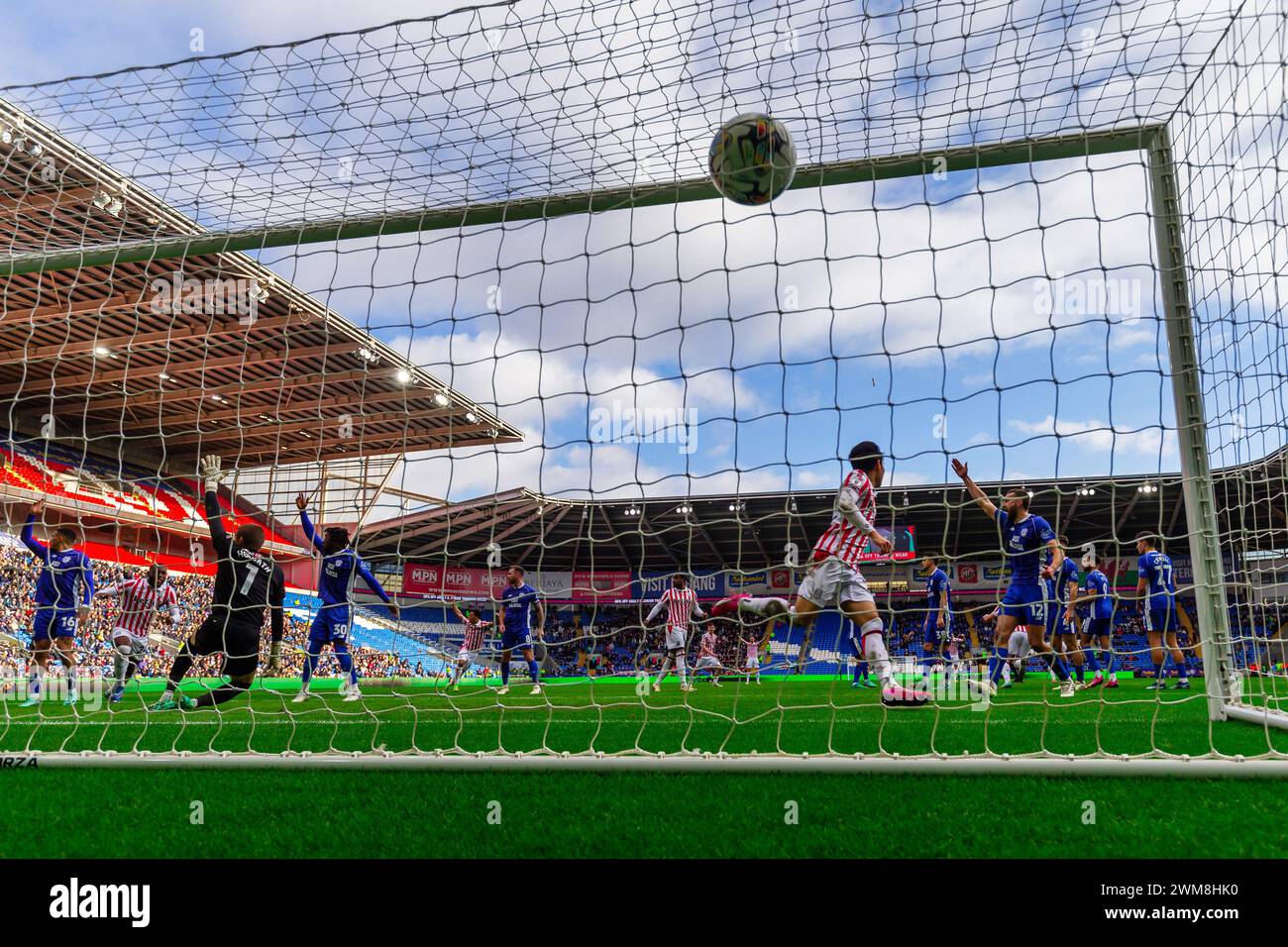 BAE Jun-Ho von Stoke City feiert, nachdem er am Samstag, den 24. Februar 2024, im Cardiff City Stadium in Cardiff, Wales das 1. Tor beim EFL Skybet-Meisterschaftsspiel, Cardiff City gegen Stoke City, erzielte. Dieses Bild darf nur für redaktionelle Zwecke verwendet werden. Nur redaktionelle Verwendung, Bild von Andrew Orchard Sportfotografie/Alamy Live News Stockfoto