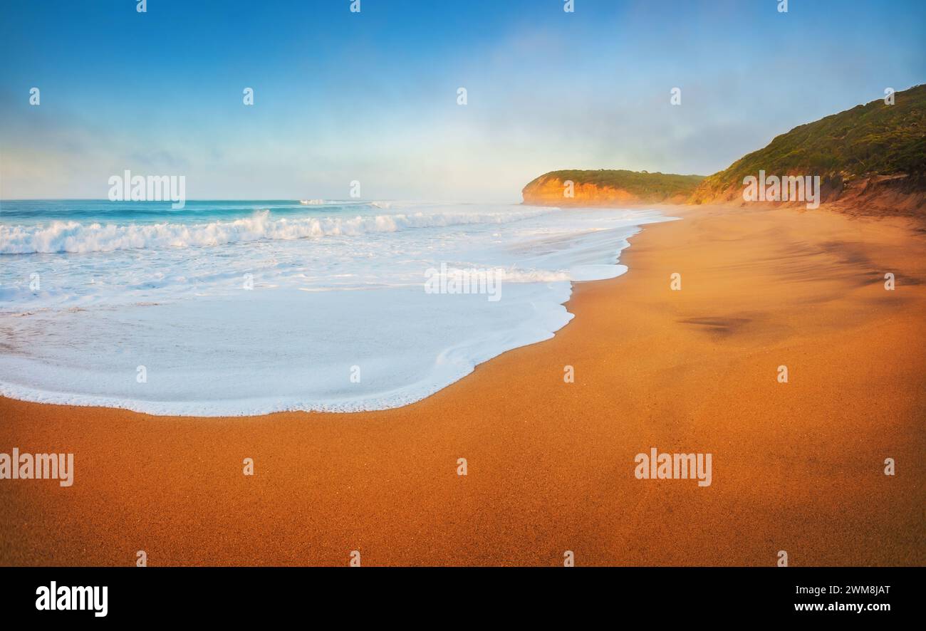 Wildwasser, das auf Sandy Bells Beach, Surf Coast Shire, Great Ocean Road, Victoria, Australien plätschert Stockfoto