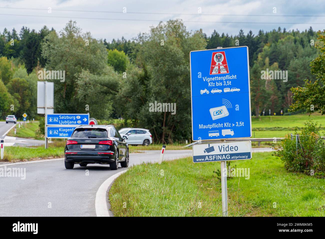 Österreich - 23. September 2023: Schild Vignettenpflicht auf der Autobahn in Österreich *** Schild Vignettenpflicht auf der Autobahn in Österreich Stockfoto
