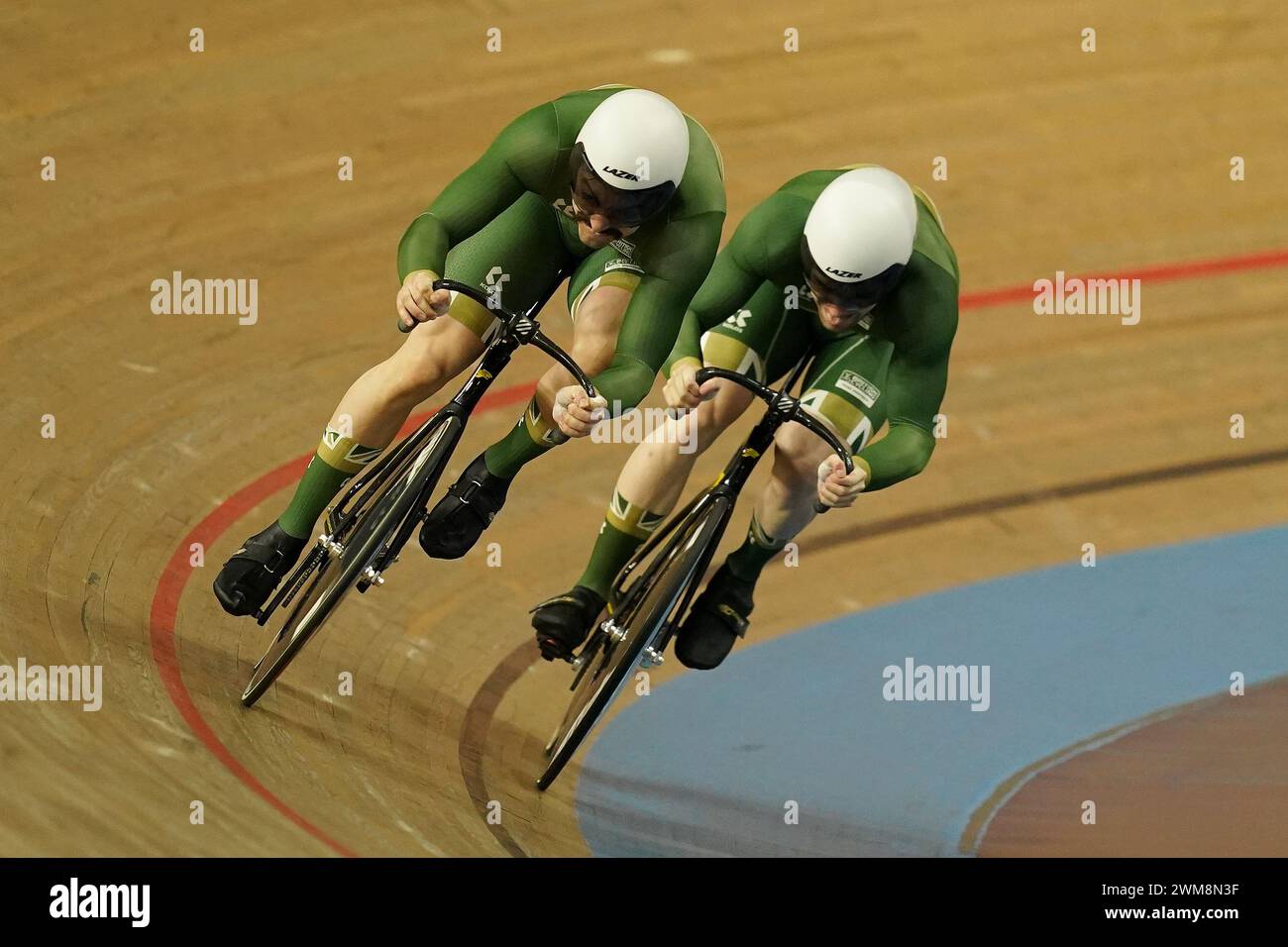 Hayden Norris von Team Inspired (links) und Harry Ledingham-Horn von Team Inspired (rechts) treten am zweiten Tag der nationalen Leichtathletikmeisterschaft Manchester im Halbfinale der Männer-Team-Sprint an. Bilddatum: Samstag, 24. Februar 2024. Stockfoto