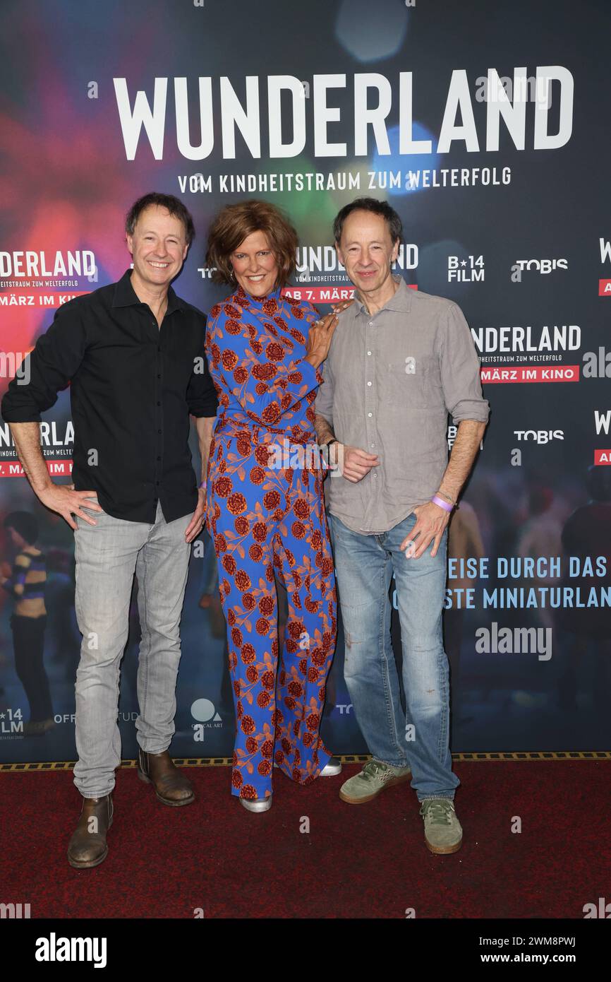 Gerrit und Frederik Braun, die Gründer der Anlage, mit Regisseurin Sabine Howe bei der Preview am 24.2.2024 im Passage Kino Hamburg. Das Miniatur Wunderland kommt ins Kino: unter dem Titel Wunderland startete am 7. März der Kino-Dokumentarfilm über die Entstehungsgeschichte des Miniatur Wunderlands in mehr als 450 deutschen Kinos. Der Film zeigt sehr emotionale Bilder vom kleinsten Land der Welt und berichtet, wie die Erfinder der Modellbauwelt ihre Idee vom Kindheitstraum zum Welterfolg verwirklicht haben, denn mehr als 23 Millionen Besucher aus aller Welt waren schon in der Speicherstadt, jäh Stockfoto