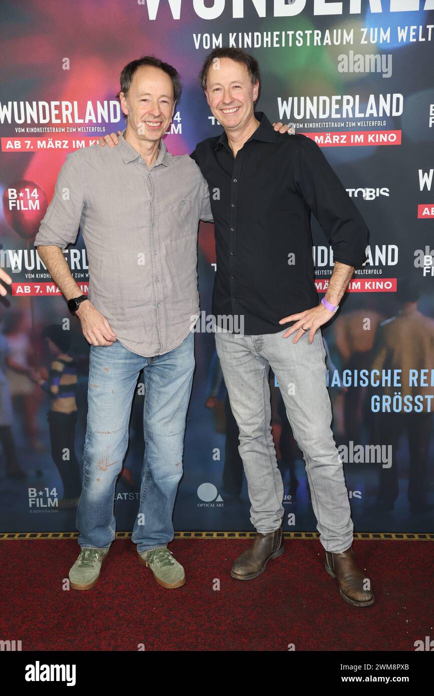 Gerrit und Frederik Braun, die Gründer der Anlage, bei der Preview am 24.2.2024 im Passage Kino Hamburg. Das Miniatur Wunderland kommt ins Kino: unter dem Titel Wunderland startete am 7. März der Kino-Dokumentarfilm über die Entstehungsgeschichte des Miniatur Wunderlands in mehr als 450 deutschen Kinos. Der Film zeigt sehr emotionale Bilder vom kleinsten Land der Welt und berichtet, wie die Erfinder der Modellbauwelt ihre Idee vom Kindheitstraum zum Welterfolg verwirklicht haben, denn mehr als 23 Millionen Besucher aus aller Welt waren schon in der Speicherstadt, jährlich sind es 1,4 Millionen Stockfoto