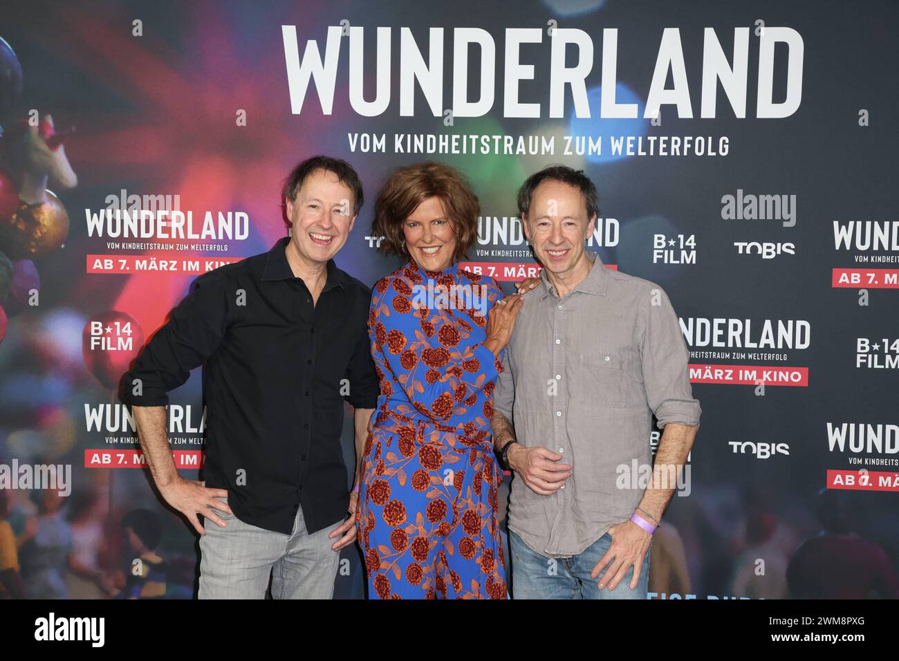 Gerrit und Frederik Braun, die Gründer der Anlage, mit Regisseurin Sabine Howe bei der Preview am 24.2.2024 im Passage Kino Hamburg. Das Miniatur Wunderland kommt ins Kino: unter dem Titel Wunderland startete am 7. März der Kino-Dokumentarfilm über die Entstehungsgeschichte des Miniatur Wunderlands in mehr als 450 deutschen Kinos. Der Film zeigt sehr emotionale Bilder vom kleinsten Land der Welt und berichtet, wie die Erfinder der Modellbauwelt ihre Idee vom Kindheitstraum zum Welterfolg verwirklicht haben, denn mehr als 23 Millionen Besucher aus aller Welt waren schon in der Speicherstadt, jäh Stockfoto