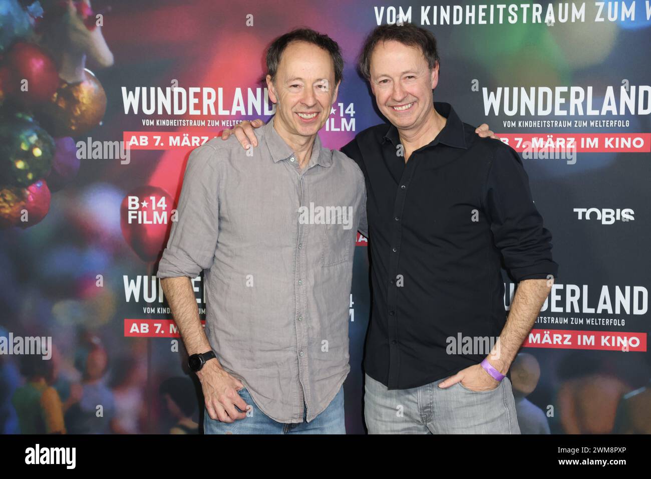Gerrit und Frederik Braun, die Gründer der Anlage, bei der Preview am 24.2.2024 im Passage Kino Hamburg. Das Miniatur Wunderland kommt ins Kino: unter dem Titel Wunderland startete am 7. März der Kino-Dokumentarfilm über die Entstehungsgeschichte des Miniatur Wunderlands in mehr als 450 deutschen Kinos. Der Film zeigt sehr emotionale Bilder vom kleinsten Land der Welt und berichtet, wie die Erfinder der Modellbauwelt ihre Idee vom Kindheitstraum zum Welterfolg verwirklicht haben, denn mehr als 23 Millionen Besucher aus aller Welt waren schon in der Speicherstadt, jährlich sind es 1,4 Millionen Stockfoto