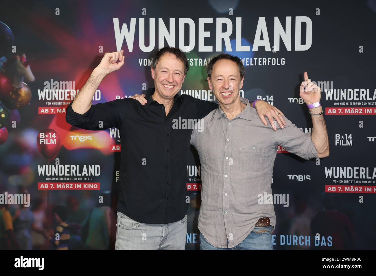 Frederik und Gerrit Braun, die Gründer der Anlage, bei der Preview am 24.2.2024 im Passage Kino Hamburg. Das Miniatur Wunderland kommt ins Kino: unter dem Titel Wunderland startete am 7. März der Kino-Dokumentarfilm über die Entstehungsgeschichte des Miniatur Wunderlands in mehr als 450 deutschen Kinos. Der Film zeigt sehr emotionale Bilder vom kleinsten Land der Welt und berichtet, wie die Erfinder der Modellbauwelt ihre Idee vom Kindheitstraum zum Welterfolg verwirklicht haben, denn mehr als 23 Millionen Besucher aus aller Welt waren schon in der Speicherstadt, jährlich sind es 1,4 Millionen Stockfoto