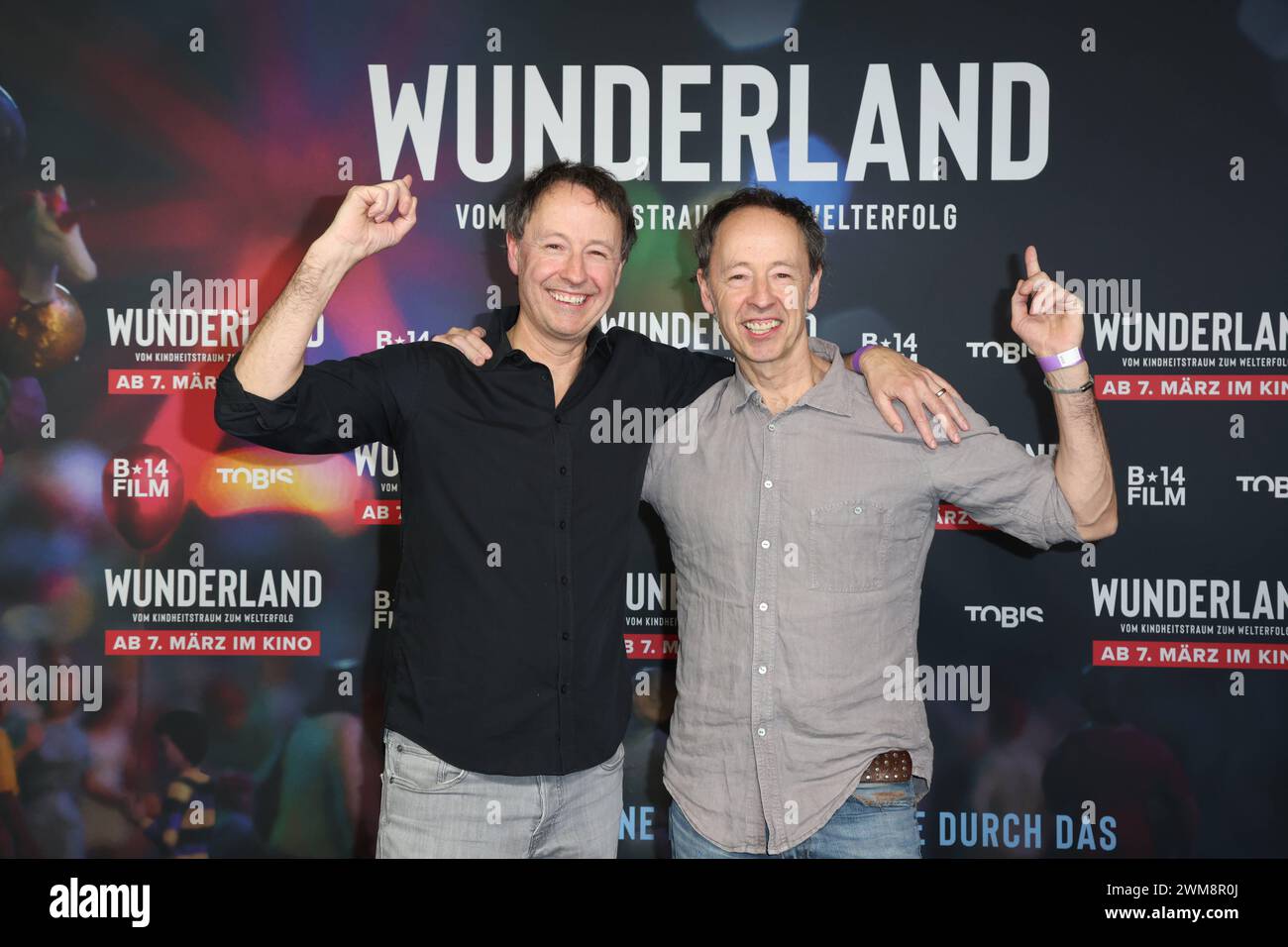 Frederik und Gerrit Braun, die Gründer der Anlage, bei der Preview am 24.2.2024 im Passage Kino Hamburg. Das Miniatur Wunderland kommt ins Kino: unter dem Titel Wunderland startete am 7. März der Kino-Dokumentarfilm über die Entstehungsgeschichte des Miniatur Wunderlands in mehr als 450 deutschen Kinos. Der Film zeigt sehr emotionale Bilder vom kleinsten Land der Welt und berichtet, wie die Erfinder der Modellbauwelt ihre Idee vom Kindheitstraum zum Welterfolg verwirklicht haben, denn mehr als 23 Millionen Besucher aus aller Welt waren schon in der Speicherstadt, jährlich sind es 1,4 Millionen Stockfoto