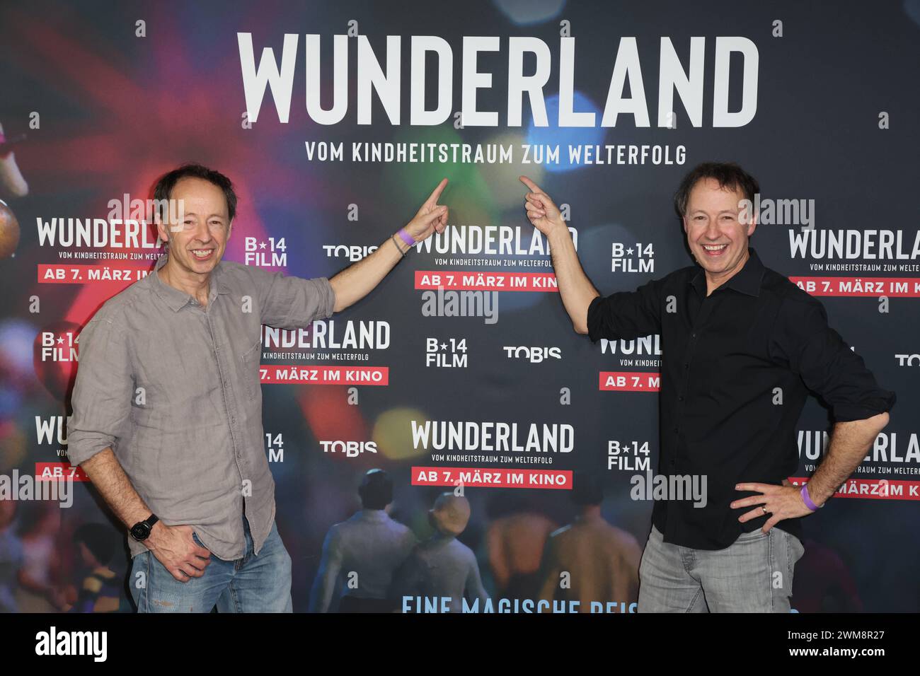 Gerrit und Frederik Braun, die Gründer der Anlage, bei der Preview am 24.2.2024 im Passage Kino Hamburg. Das Miniatur Wunderland kommt ins Kino: unter dem Titel Wunderland startete am 7. März der Kino-Dokumentarfilm über die Entstehungsgeschichte des Miniatur Wunderlands in mehr als 450 deutschen Kinos. Der Film zeigt sehr emotionale Bilder vom kleinsten Land der Welt und berichtet, wie die Erfinder der Modellbauwelt ihre Idee vom Kindheitstraum zum Welterfolg verwirklicht haben, denn mehr als 23 Millionen Besucher aus aller Welt waren schon in der Speicherstadt, jährlich sind es 1,4 Millionen Stockfoto