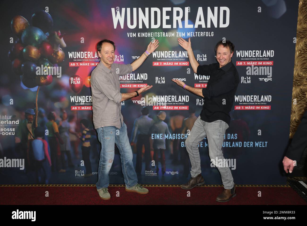 Gerrit und Frederik Braun, die Gründer der Anlage, bei der Preview am 24.2.2024 im Passage Kino Hamburg. Das Miniatur Wunderland kommt ins Kino: unter dem Titel Wunderland startete am 7. März der Kino-Dokumentarfilm über die Entstehungsgeschichte des Miniatur Wunderlands in mehr als 450 deutschen Kinos. Der Film zeigt sehr emotionale Bilder vom kleinsten Land der Welt und berichtet, wie die Erfinder der Modellbauwelt ihre Idee vom Kindheitstraum zum Welterfolg verwirklicht haben, denn mehr als 23 Millionen Besucher aus aller Welt waren schon in der Speicherstadt, jährlich sind es 1,4 Millionen Stockfoto