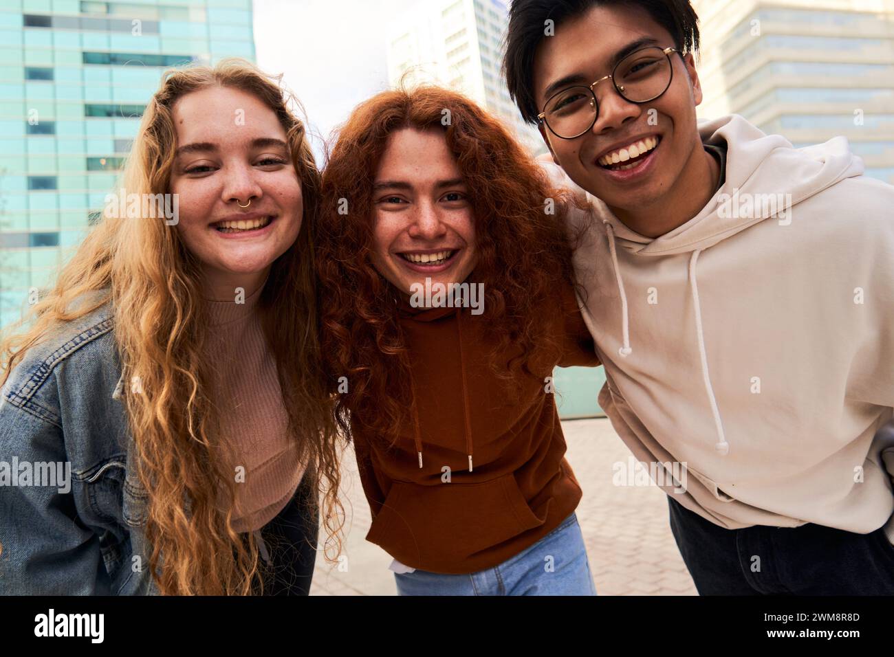 Gruppe von Schülern, die Spaß im Freien haben und die Kamera lächelnd anschauen. Stockfoto