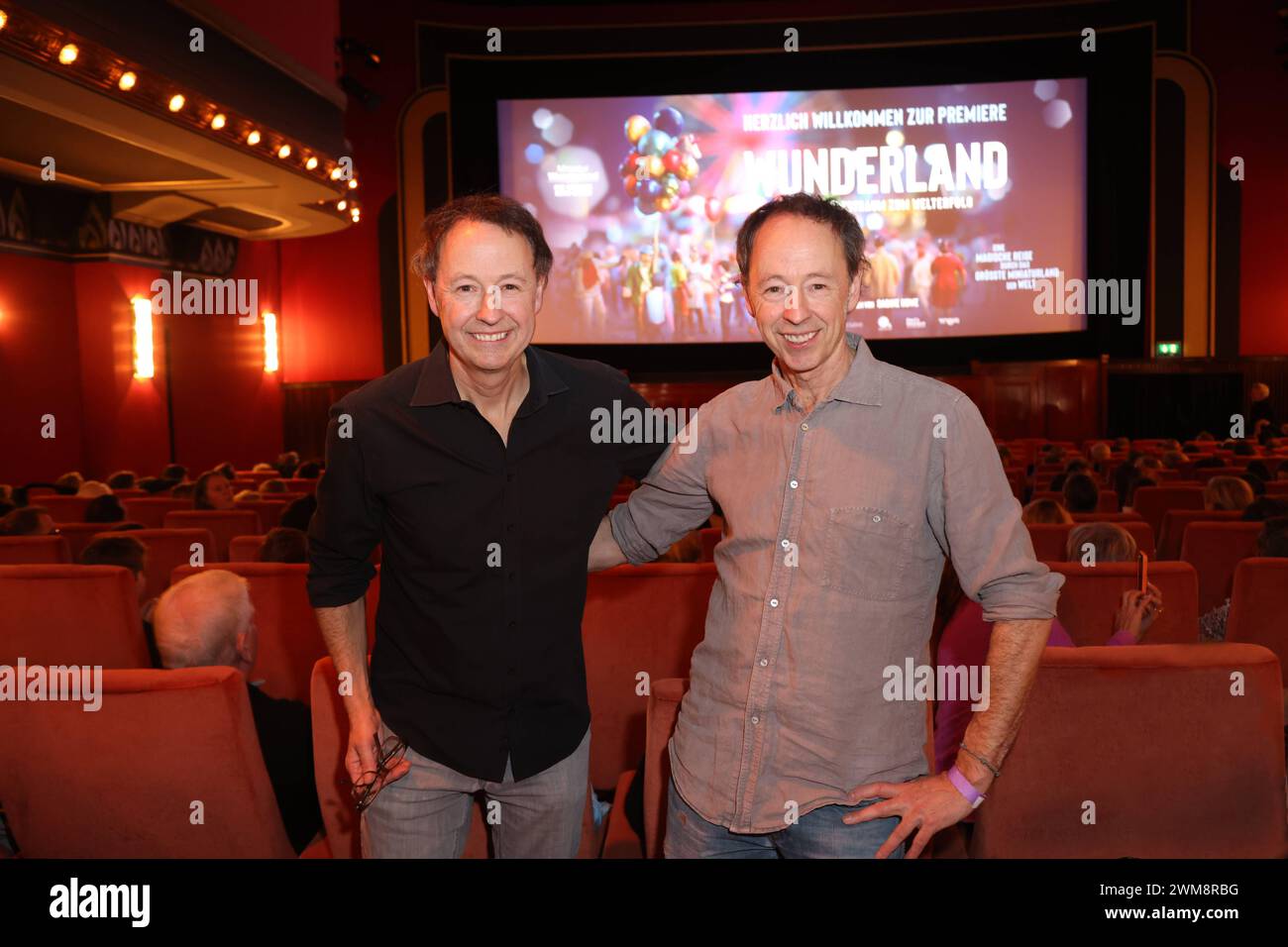 Frederik und Gerrit Braun, die Gründer der Anlage, bei der Preview am 24.2.2024 im Passage Kino Hamburg. Das Miniatur Wunderland kommt ins Kino: unter dem Titel Wunderland startete am 7. März der Kino-Dokumentarfilm über die Entstehungsgeschichte des Miniatur Wunderlands in mehr als 450 deutschen Kinos. Der Film zeigt sehr emotionale Bilder vom kleinsten Land der Welt und berichtet, wie die Erfinder der Modellbauwelt ihre Idee vom Kindheitstraum zum Welterfolg verwirklicht haben, denn mehr als 23 Millionen Besucher aus aller Welt waren schon in der Speicherstadt, jährlich sind es 1,4 Millionen Stockfoto