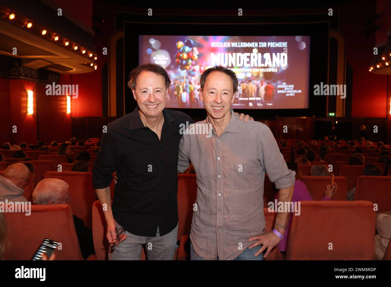 Frederik und Gerrit Braun, die Gründer der Anlage, bei der Preview am 24.2.2024 im Passage Kino Hamburg. Das Miniatur Wunderland kommt ins Kino: unter dem Titel Wunderland startete am 7. März der Kino-Dokumentarfilm über die Entstehungsgeschichte des Miniatur Wunderlands in mehr als 450 deutschen Kinos. Der Film zeigt sehr emotionale Bilder vom kleinsten Land der Welt und berichtet, wie die Erfinder der Modellbauwelt ihre Idee vom Kindheitstraum zum Welterfolg verwirklicht haben, denn mehr als 23 Millionen Besucher aus aller Welt waren schon in der Speicherstadt, jährlich sind es 1,4 Millionen Stockfoto