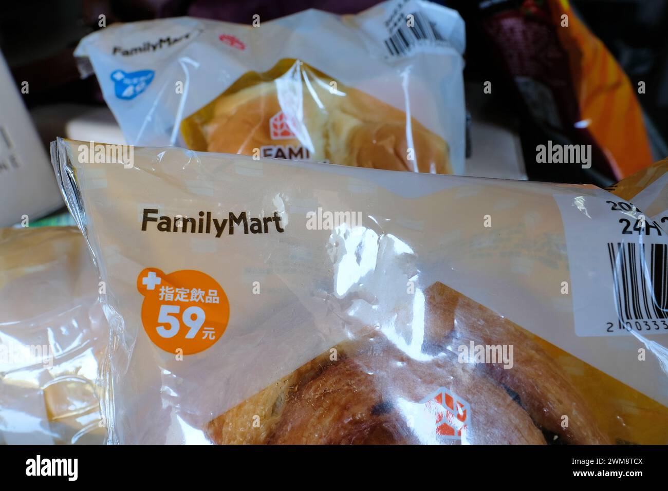 Name des Family Mart Convenience Stores auf FAMI Bakery Gebäck für Einzelverkauf verpackt; Taiwan; Gebäck, Gebäck, Dessert. Stockfoto