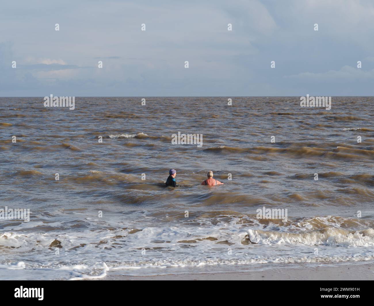 Ältere Frauen schwimmen im Meer - Southwold, Suffolk Stockfoto
