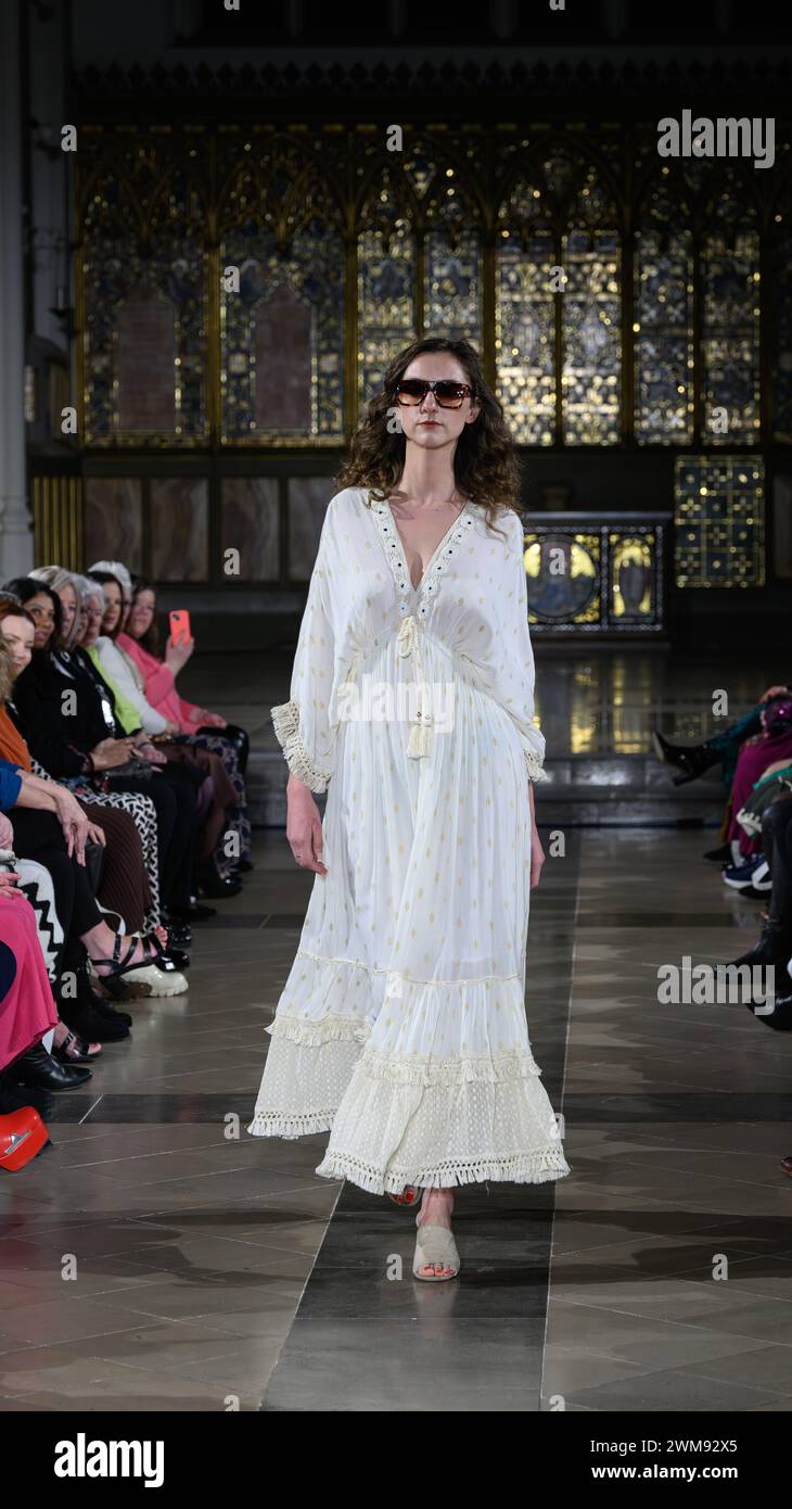 London, Großbritannien, 16. Februar 2024, die Goose Island Fashion Show ist eine atemberaubende Feier von Mode, Kreativität und dem einzigartigen Geist von Goose Island. Goose Island ist ein Familienunternehmen, das seit über 25 Jahren erfolgreich hochwertige Damenmode beschafft, importiert und verkauft. Andrew Lalchan Photography/Alamy Live News Stockfoto