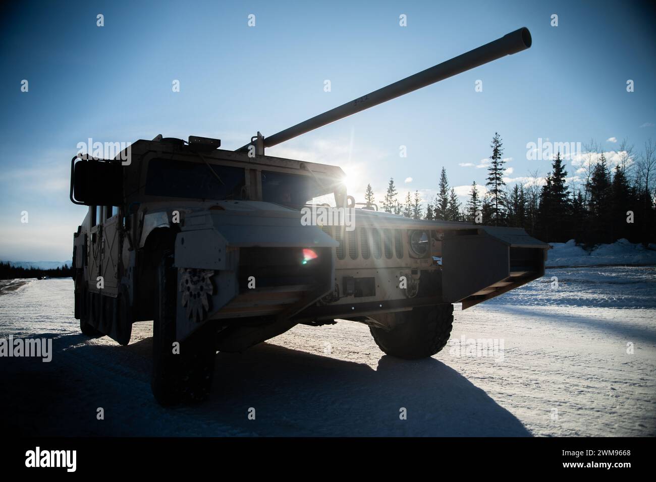 Ein High Mobility Multipurpose Wheels Vehicle (HMMWV) wurde visuell modifiziert, um einen feindlichen Panzer zur Unterstützung der Oppositionellen Kräfte (OPFOR) während des Joint Pacific Multinational Readiness Center 24-02 im Donnelly Training Area, Alaska, 10. Februar 2024 darzustellen. Die US-Soldaten führten innerhalb von 24 Stunden Änderungen durch und transportierten OPFOR-Einheiten während simulierter Aufklärungsmissionen. JPMRC 24-02 demonstriert die effektive Synergie zwischen widerstandsfähigen und gut ausgebildeten Soldaten, modernisierter und robuster arktischer Ausrüstung und einzigartigen Techniken, Taktiken und Verfahren, um in Arct eine unübertroffene Kampftödlichkeit aufzubauen Stockfoto