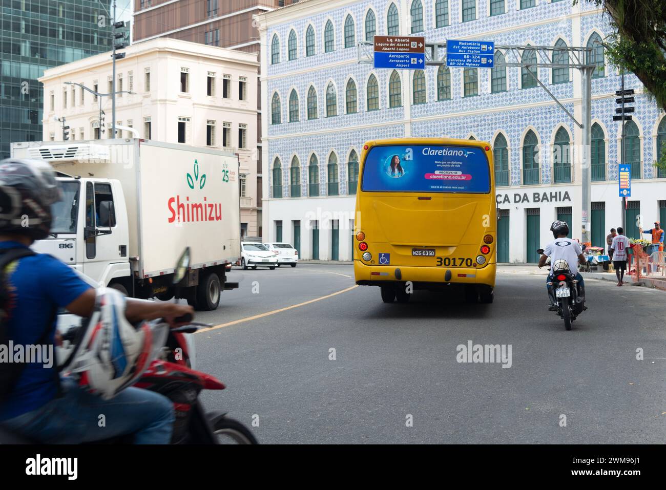Salvador, Bahia, Brasilien - 05. Januar 2024: Verkehrsbewegung vor der Fassade der Cidade da Musica da Bahia im Geschäftsviertel des Cit Stockfoto