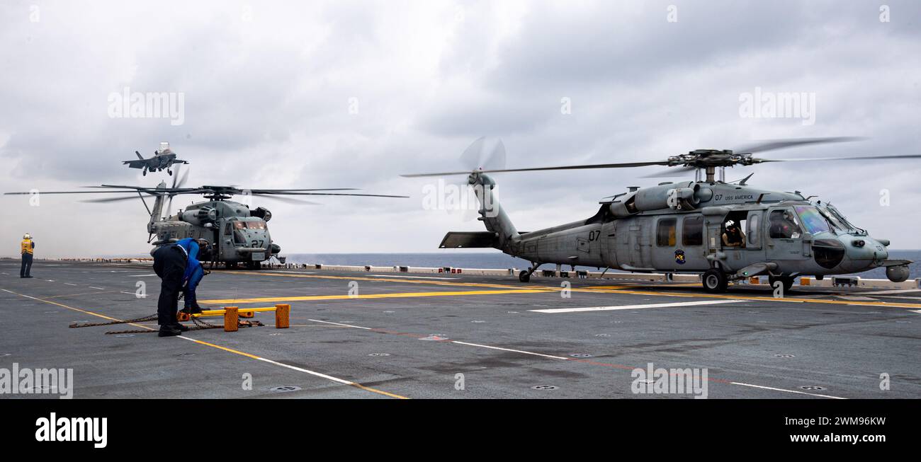 PAZIFIK (16. Februar 2024) der vorwärtsgerichtete amphibische Angriffsträger USS America (LHA 6) führt Flugoperationen im Pazifik durch, am 16. Februar. America, Leitschiff der America Amphibious Ready Group, ist im Einsatzgebiet der 7. US-Flotte im Einsatz. Die 7. US-Flotte ist die größte nach vorne gerichtete nummerierte Flotte der US Navy und interagiert routinemäßig mit Verbündeten und Partnern, um eine freie und offene Region im Indo-Pazifik zu erhalten. (Foto der US Navy von Mass Communication Specialist 2nd Class Cole Pursley) Stockfoto