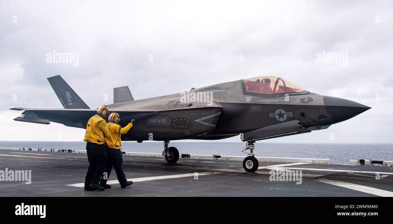 PAZIFIK (16. Februar 2024) Seeleute, die dem vorgelagerten amphibischen Angriffsträger USS America (LHA 6) zugeteilt wurden, bereiten am 16. Februar ein F-35B Lightning II-Flugzeug aus dem Air Combat Element (ACE) der 31st Marine Expeditionary Unit (MEU) für den Start vor, während sie Flugoperationen im Pazifik durchführen. America, Leitschiff der America Amphibious Ready Group, ist im Einsatzgebiet der 7. US-Flotte im Einsatz. Die 7. US-Flotte ist die größte nach vorne gerichtete nummerierte Flotte der US Navy und interagiert routinemäßig mit Verbündeten und Partnern, um einen freien und offenen Zugang zu erhalten Stockfoto