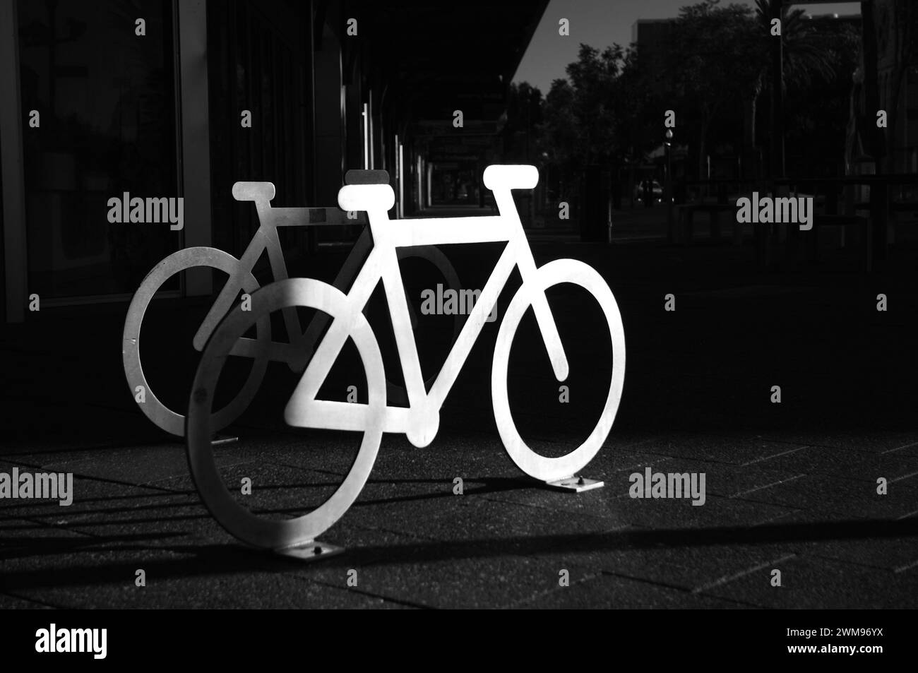 Fahrradständer in Form eines Fahrrads, das die Morgensonne fängt. Stockfoto