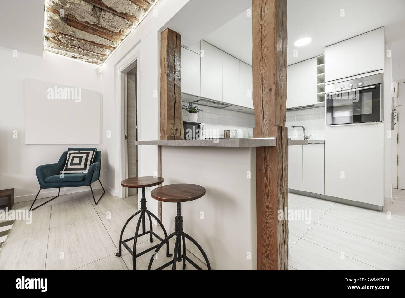 Eine offene Küche eines Loft-Apartments mit industrieller Dekoration Stockfoto