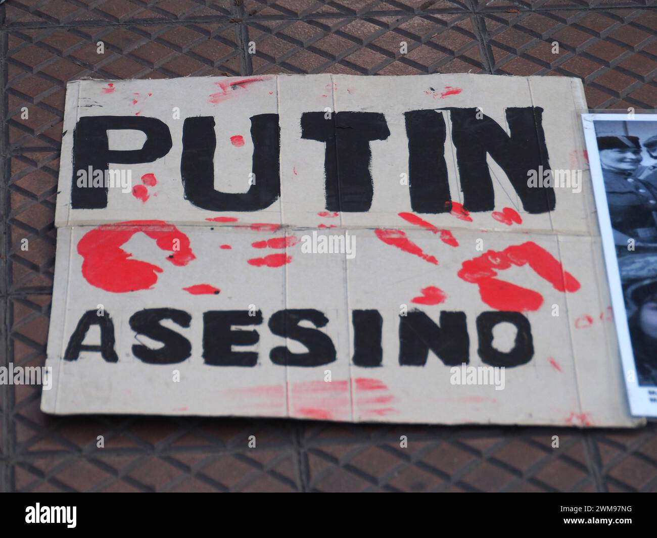 Lima, Peru. Februar 2024. "Putin-Killer" ist auf einem auf dem Boden liegenden Schild zu lesen, wenn ukrainische Einwohner in Peru und Sympathisanten in Lima Straßen gegen den russischen Krieg gegen die Ukraine im Rahmen der Aktivitäten für die zwei Jahre des heldenhaften Widerstands des ukrainischen Volkes gegen einen Russen demonstrieren Military Invasion Credit: Fotoholica Press Agency/Alamy Live News Stockfoto