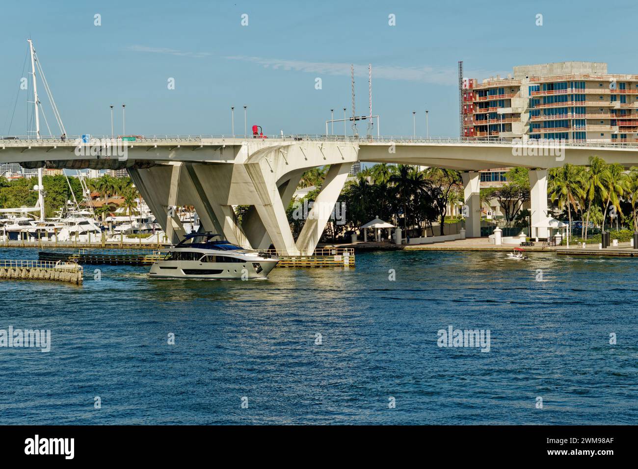 FORT LAUDERDALE, FLORIDA - 20. Januar 2024: Port Everglades ist einer der führenden Wirtschaftsmotoren Südfloridas, da es das Tor für beide Praktikanten ist Stockfoto