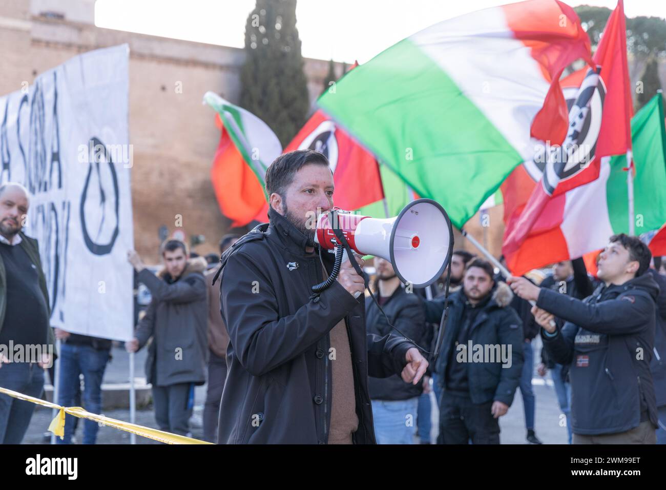 Rom, Italien. Februar 2024. Protest vor dem Ministerium für Infrastruktur und Verkehr in Rom, organisiert von der rechtsextremen politischen Bewegung CasaPound gegen die Privatisierung öffentlicher Unternehmen. (Kreditbild: © Matteo Nardone/Pacific Press via ZUMA Press Wire) NUR REDAKTIONELLE VERWENDUNG! Nicht für kommerzielle ZWECKE! Stockfoto