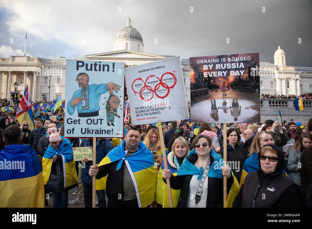 London, Großbritannien. Februar 2024. Am zweiten Jahrestag der russischen Invasion haben sich Demonstranten auf dem Trafalgar-Platz versammelt, um sich solidarisch mit der Ukraine zu zeigen. Quelle: Kiki Streitberger/Alamy Live News Stockfoto