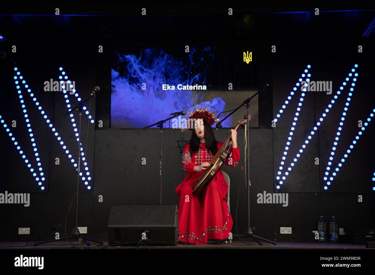 London, Großbritannien. Februar 2024. Die ukrainische Sängerin Eka Caterina tritt auf dem Trafalgar-Platz auf, wo sich Demonstranten zur Unterstützung der Ukraine am zweiten Jahrestag der russischen Invasion versammelt haben. Quelle: Kiki Streitberger/Alamy Live News Stockfoto