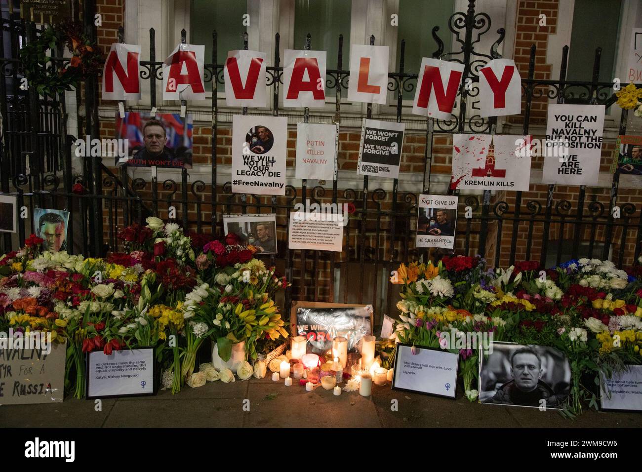 London, Großbritannien. Februar 2024. Tribut an den ermordeten russischen Politiker Alexej Nawalny haver wurden gegen die russische Botschaft in London gerichtet Credit: Kiki Streitberger/Alamy Live News Stockfoto