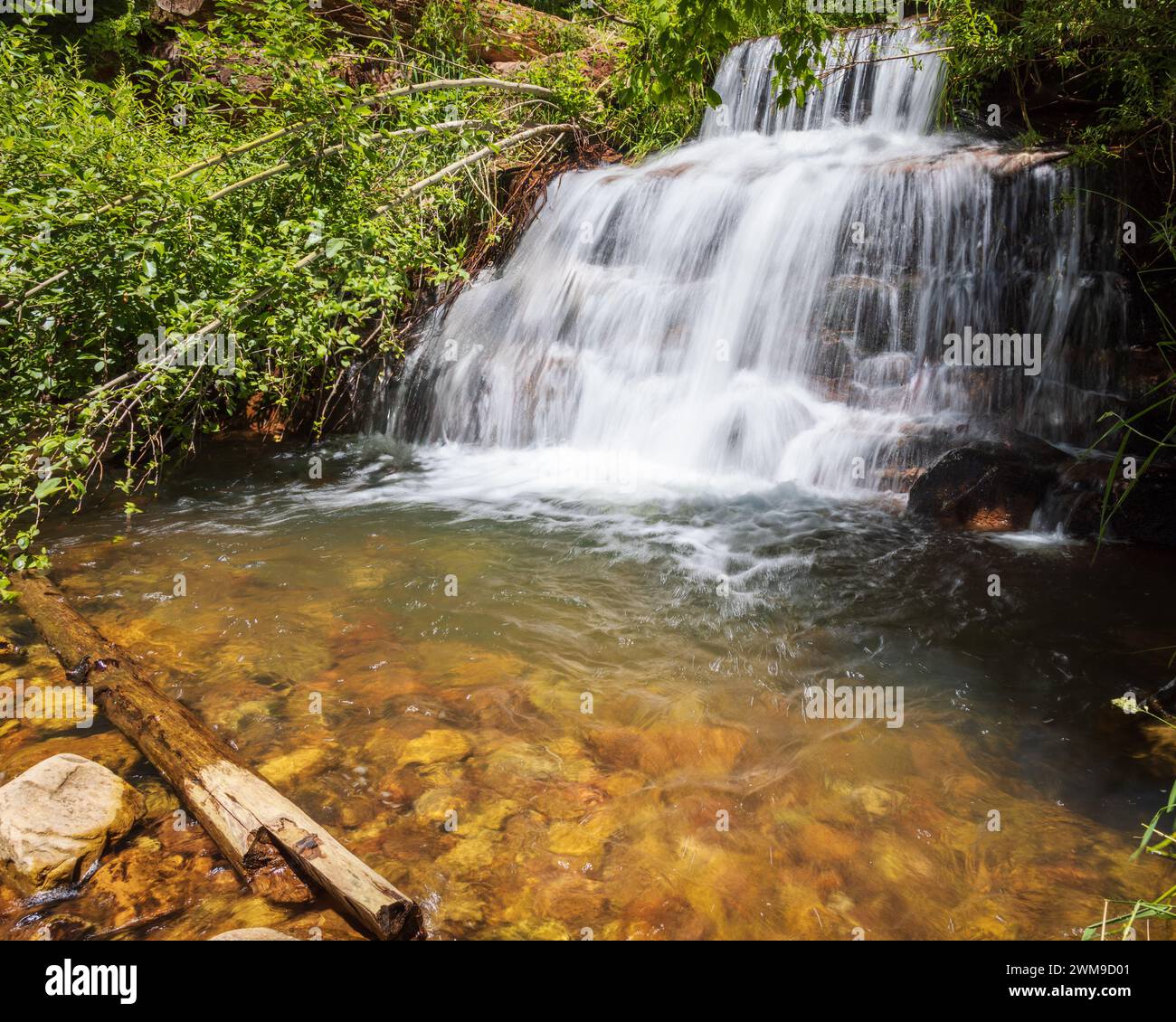 Das Wasser des Tonto Creek stürzt einen steilen Damm im Mogollon Rim Country nahe Payson hinunter. Stockfoto