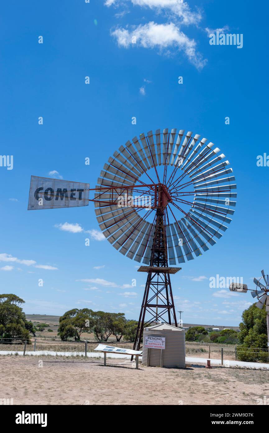 Die größte Windmühle Australiens ist im Penong Windmill Museum zu sehen. South Australia, SA, Australien Stockfoto