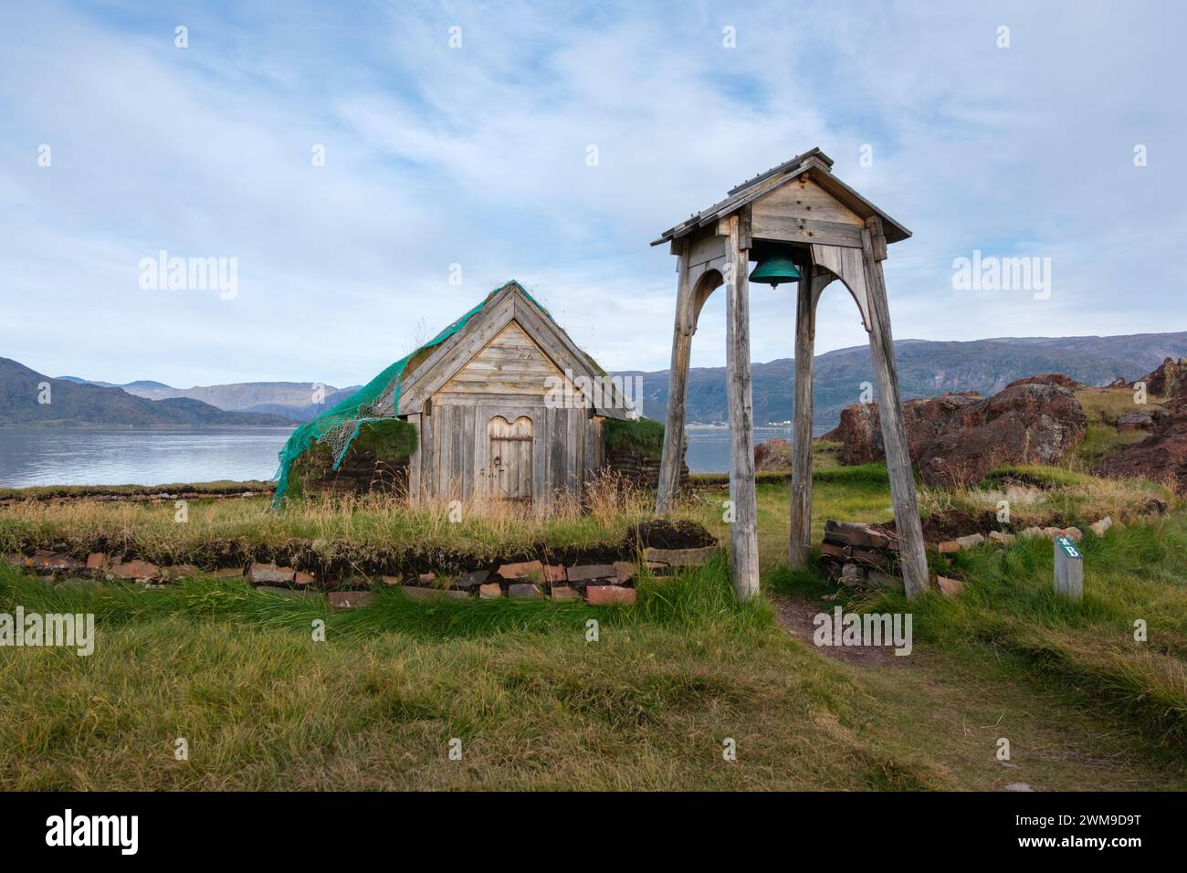 Ursprüngliche Kirche, Eingangsweg und Glocke in Brattahlíð. Erbaut von Erik dem Roten in der ersten nordischen Siedlung in Grönland Stockfoto
