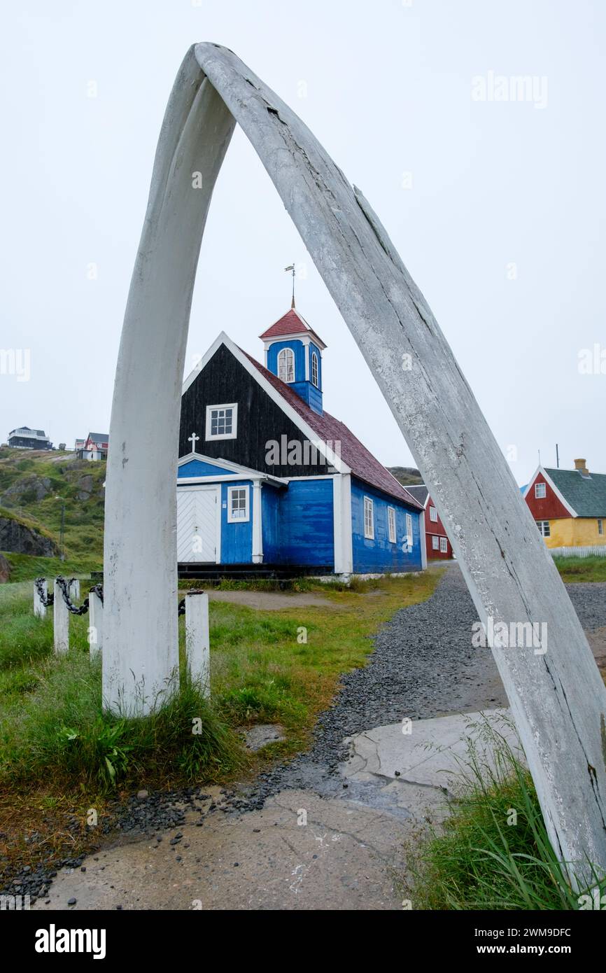 Ein Bogen aus Walknochen markiert den Eingang zur alten Bethel-Kirche in Sisimiut, Grönland. Stockfoto