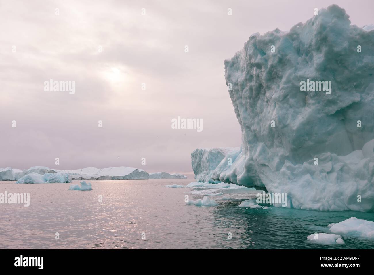 Eine Sammlung massiver Eisberge aus dem Eisfjord in Illulisat, Grönland. Bild von einem kleinen Boot. Stockfoto
