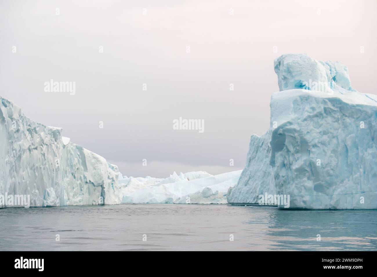 Der Eisfjord in Illulisat, Grönland, wird seinem Namen gerecht, gefüllt mit riesigen Eisblöcken. Stockfoto