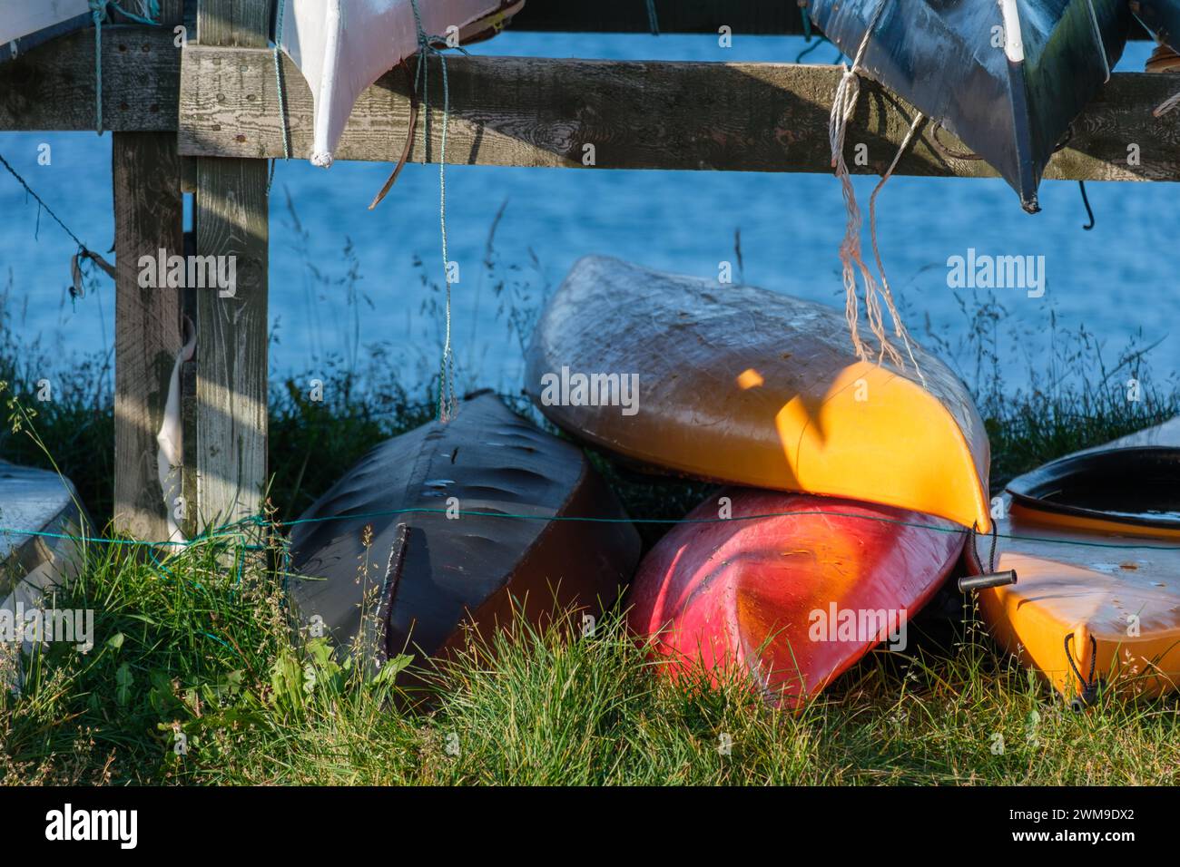 Ein paar farbenfrohe Kajaks, die am Meer gelagert werden. Nuuk, Grönland Stockfoto